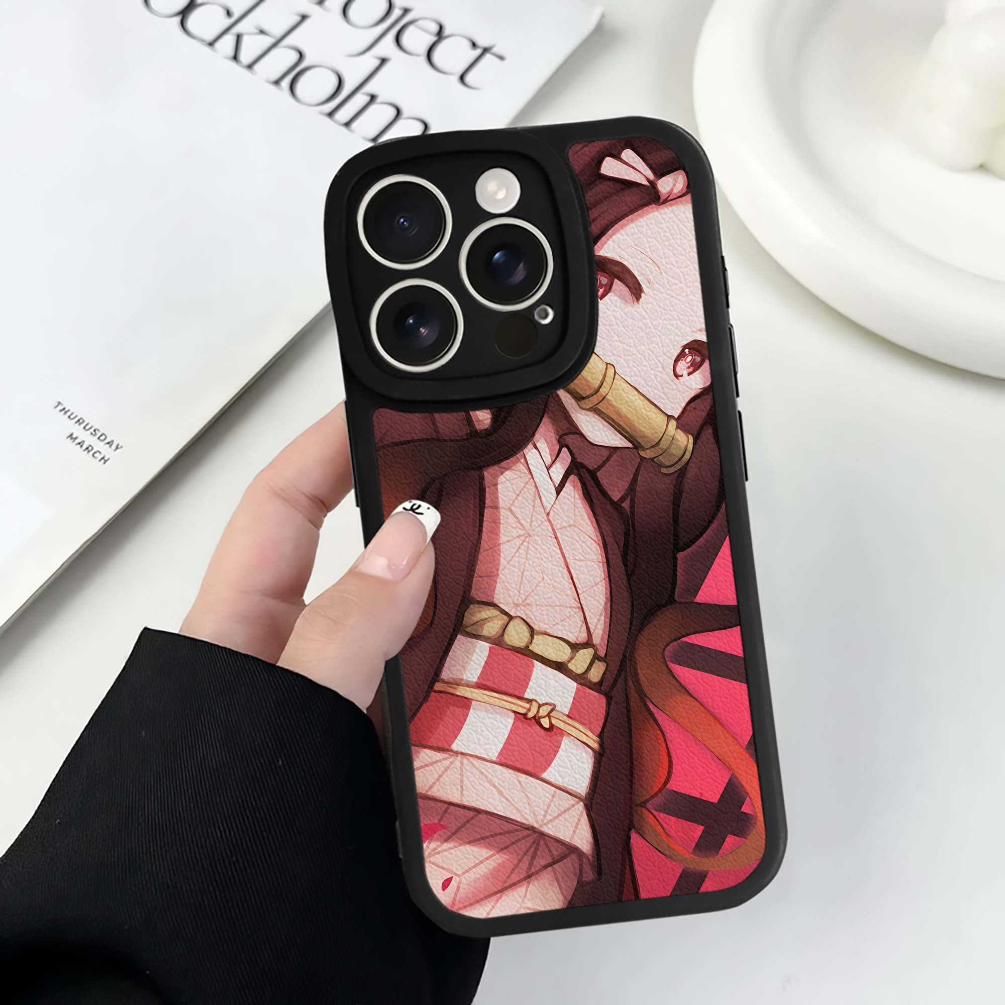 （画像用） 鬼滅の刃（きめつのやいば）竈門 禰󠄀豆子／かまど ねずこ Kamado Nezuko 【iPhone 16シリーズ対応】シリコンスマホケース（レザー調） 材質：シリコン
